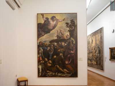 Notevole l�ampio olio su tela San Rocco e gli appestati del grande pittore veneziano Jacopo Tintoretto: un tempo si trovava nella cappella della famiglia Effrem, in Cattedrale
